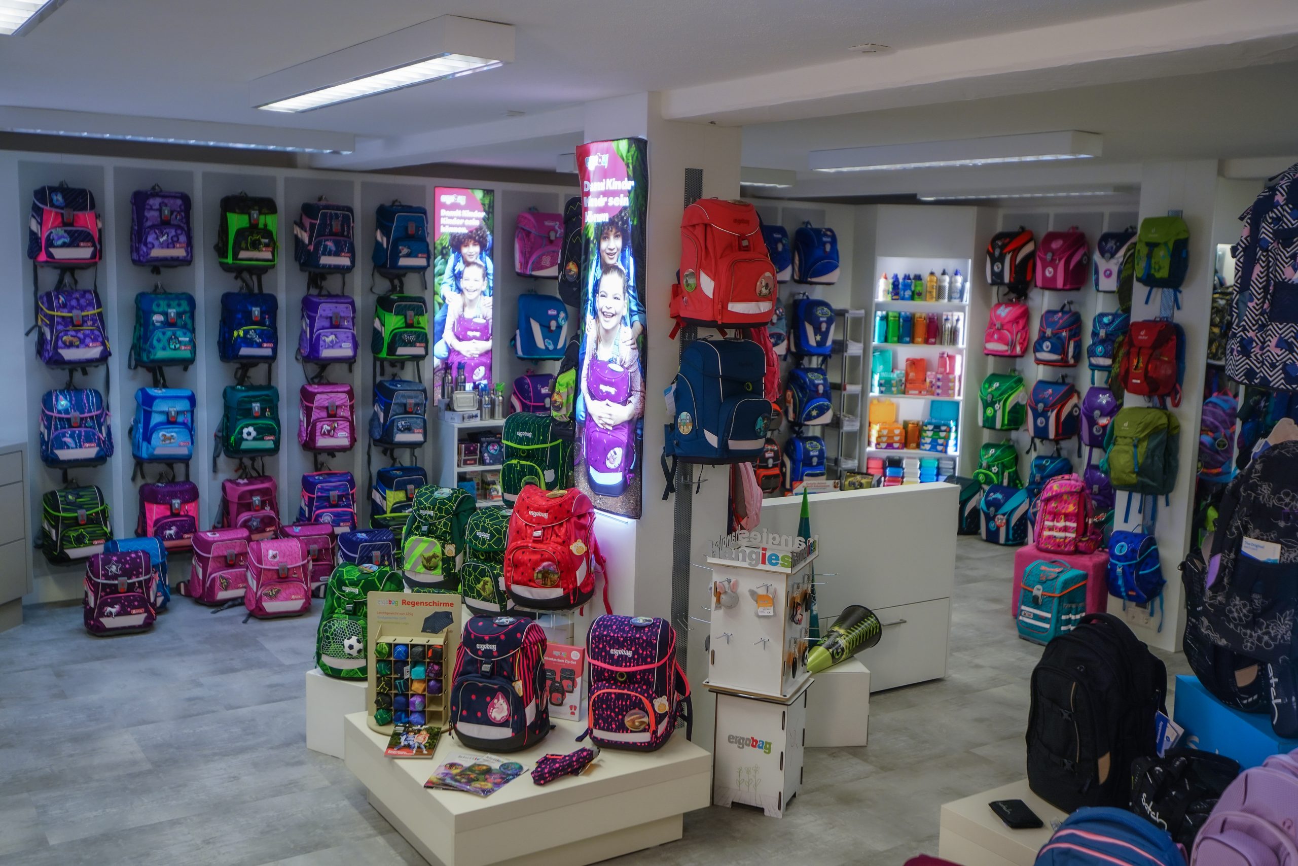 Schulranzenparadies_Schmid_Zell Schmid Zell - der Schulranzen Profi in der Ortenau, Offenburg, Lahr mit riesige Auswahl an Taschen, Reisegepäck, Rücksäcken und Geschenkideen